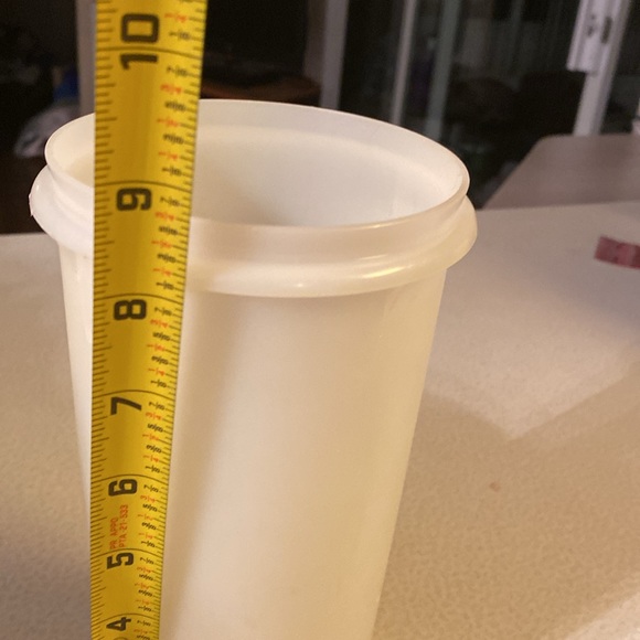 2Tupperware Canisters. - Picture 2 of 4